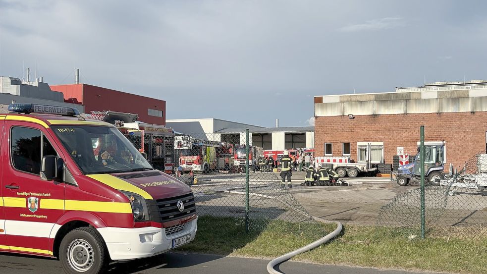 Weniger als zwei Stunden nach der Alarmierung hatten die Einsatzkräfte das Feuer unter Kontrolle. Foto: Jurij Babanin