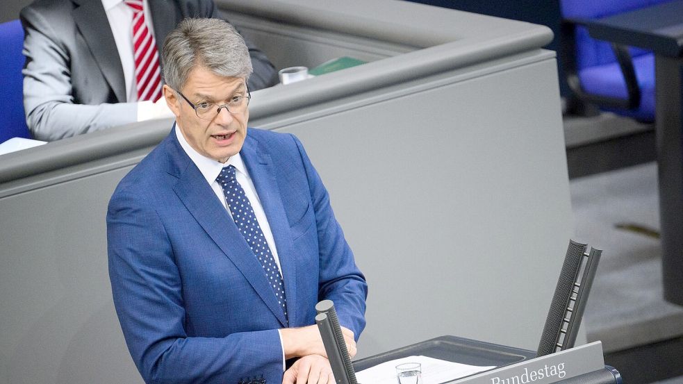 Der Verkehrsminister will mehr Geld. Foto: Bernd von Jutrczenka/dpa