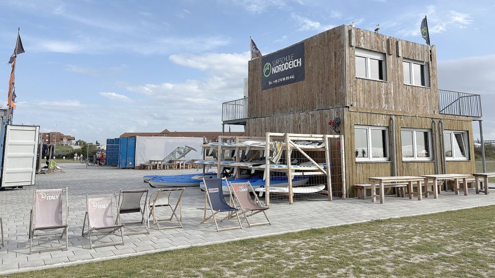 Die Surfschule Norddeich darf bleiben – zumindest vorerst. Foto: Rebecca Kresse