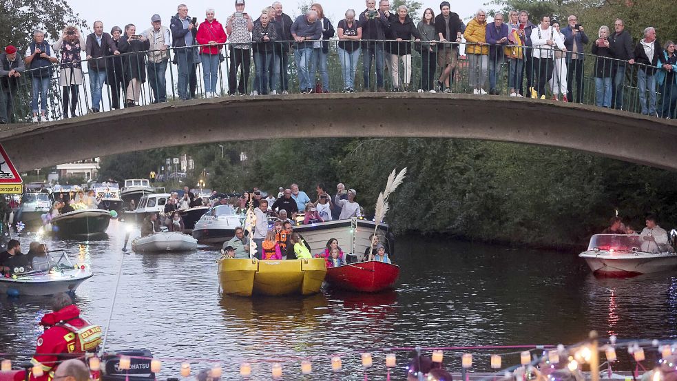 Mit einer Lampionfahrt am Freitagabend beginnt „Emden rund“. Foto: Jens Doden, Emden/Archiv