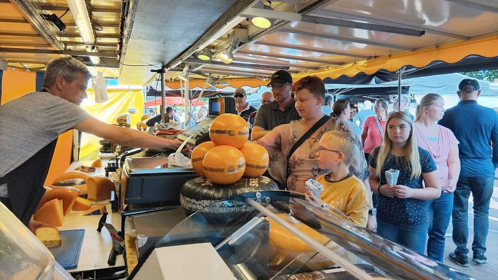 Käse und vieles mehr wird beim Hollandmarkt in Rhauderfehn angeboten. Foto: Archiv