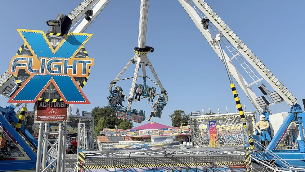 In Rhauderfehn ist wieder Herbstmarkt. Am Eröffnungsfreitag locken die Fahrgeschäfte mit ermäßigten Preisen. Symbolfoto: Archiv/Ammermann