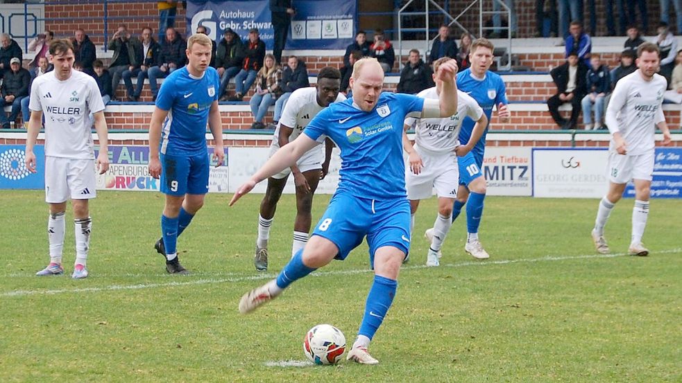 Ole Eucken verwandelt nicht nur die Elfmeter souverän, er trifft für Blau-Weiß Papenburg aus allen Lagen. Fotos: Reemts