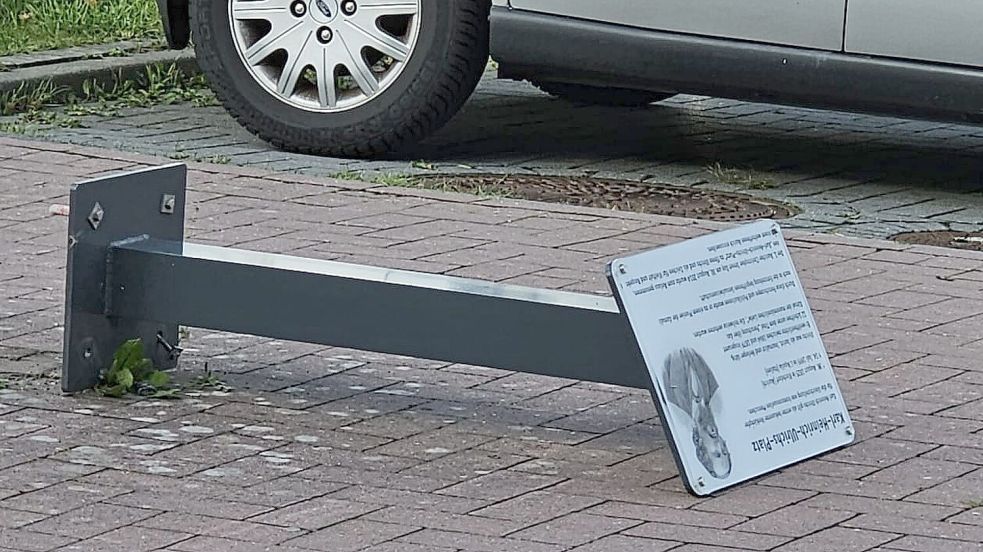 Am Sonnabendmorgen war die Gedenktafel an Karl Heinrich Ulrichs mitsamt der Dübel aus der Verankerung gerissen und umgeworfen worden. Foto: Omas gegen rechts