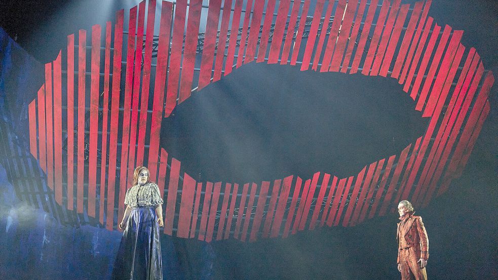 Symbolistische Welt, befeuer von mitreißender Musik: Susann Vent-Wunderlich als Senta und Martin-Jan Nijhof in der Titelrolle des „Fliegenden Holländers“ am Theater Osnabrück. Foto: Matthias Horn