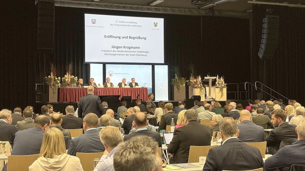 In der Sparkassen-Arena hat am Dienstag, 23. September, die Städteversammlung des Niedersächsischen Städtetages begonnen. Foto: Mieke Matthes