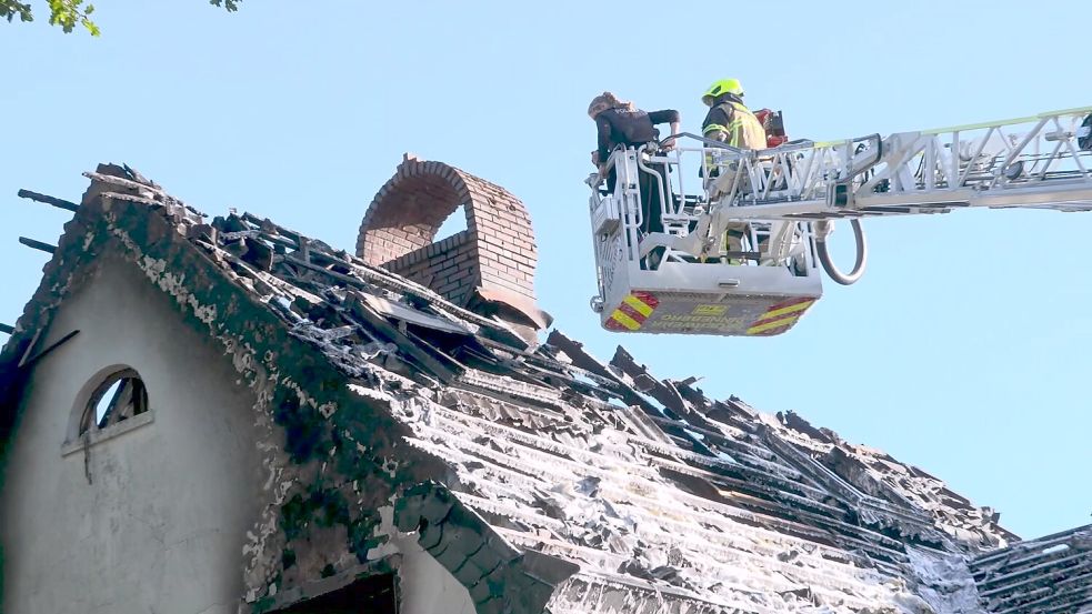 Auch am Morgen nach dem Feuer geht die Suche weiter. Foto: Florian Sprenger