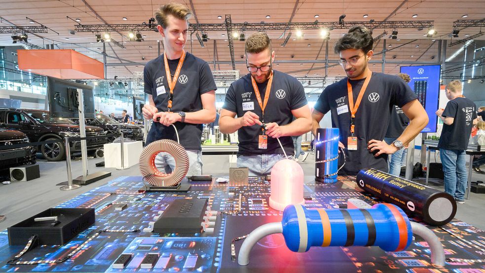 Hochrangiger Ausbildungsplatz: Junge Leute zeigen bei der IdeenExpo 2022 in der Messe Hannover am Stand von VW ein Rennen mit LED-Lampen. Die IdeenExpo wollte bei jungen Menschen Neugier für technische und naturwissenschaftliche Berufe (MINT-Berufe) wecken. Foto: Julian Stratenschulte/dpa/Archiv