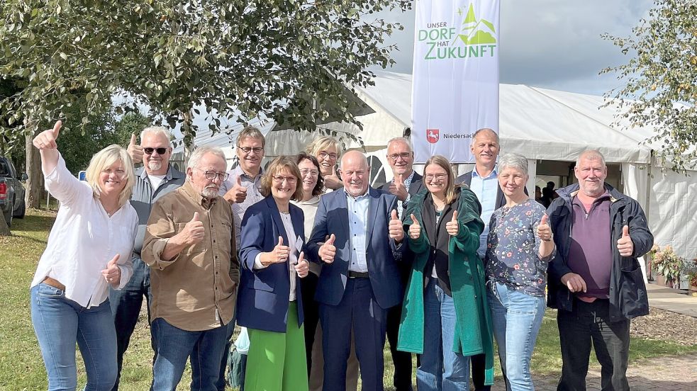 Vor dem Festzelt posierten die Backemoorer zusammen mit der Abordnung aus Potshausen. Das Dorf war ebenfalls im Landesentscheid vertreten gewesen. Im Bild von links: Silke Bleeker, Egon Marks, Rolf Hübner (alle Backemoor), Wiard Meyer, Helga Meyer (beide Potshausen), Gerlinde Smidt (Backemoor), Susanne Gruben (Potshausen), Bernhard Bünnemeyer (Backemoor), Ostrhauderfehns Bürgermeister Günter Harders, Dagrun Petershans (Potshausen), Torsten Bleeker, Heika Bunger und Elmar Raida (alle Backemoor). Foto: privat