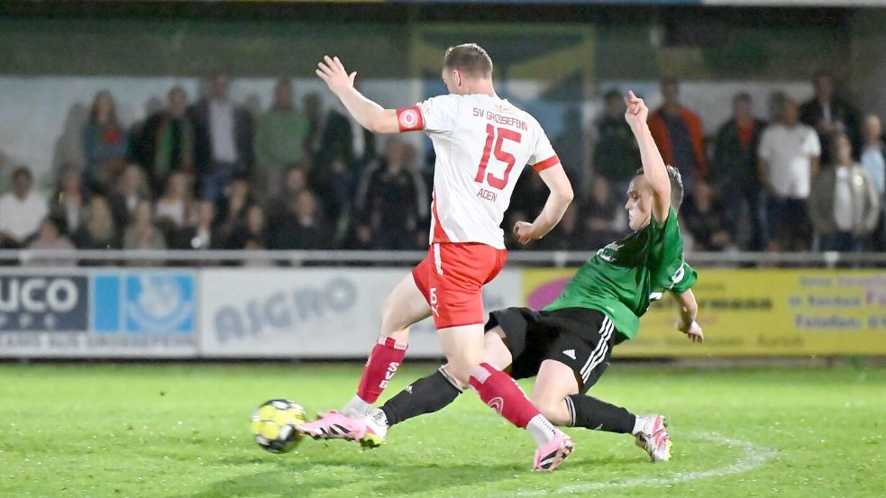 Viele intensive Zweikämpfe sahen die Zuschauer. Das Foto zeigt Großefehns Ralf Aden und Pewsums Klaas Folkerts. Foto: Jens Doden/ Blomberg