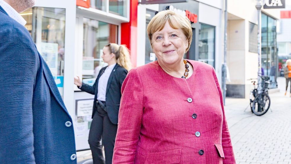Um 15.37 Uhr erscheint Angela Merkel, von der Schlange in Osnabrück zunächst unbemerkt. Foto: André Havergo