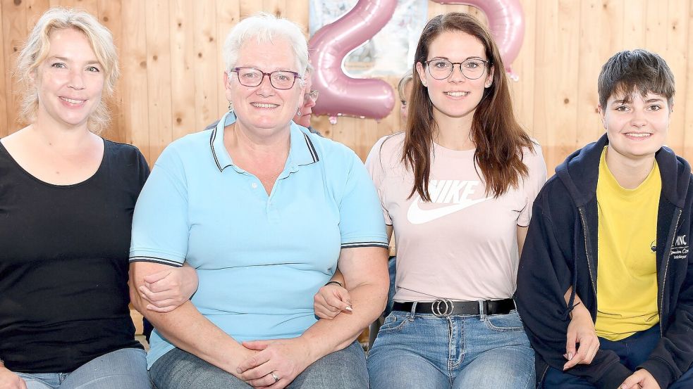 Elena Errichiello (von links), Dana Jansen, Katharina Stock und Tomke Meyer legten auf der Ausstellung ihre Prüfungen zur Bewertungsrichterin ab .Foto: Stromann