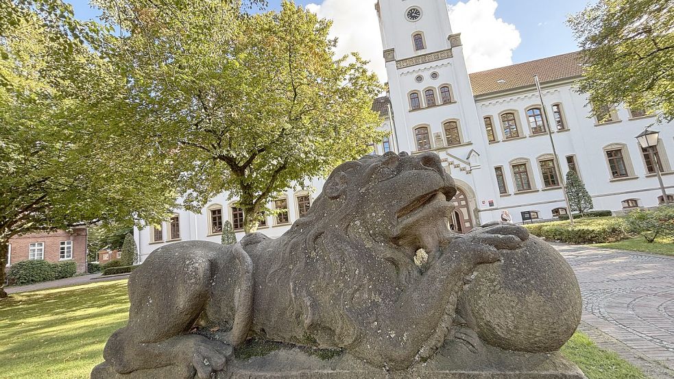 Ein Blick auf das Landgericht Aurich (im Hintergrund), vor dem ein historischer Steinlöwe die Zuwegung säumt. Foto: Susanne Ullrich