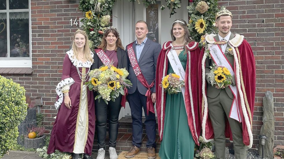 Ein repräsentatives Quintett: Bentstreeks Vorjahresregentin Neele de Vries (von links), das neue Erntekönigspaar Bianca und Wilko Weidhühner sowie die Wiesmoorer Blütenprinzessin Lea Aggen und Blütenkönig Henrik Broers. Fotos: privat