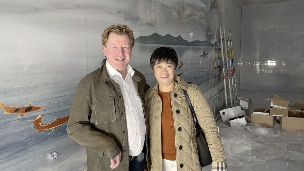 Uwe Gerdes unterstützte Cui Fen Ruan bei der Suche nach einem geeigneten Platz für ein neues Restaurant. Nun geht es weiter mit dem Wohnraum fürs Personal. Foto: Lasse Paulsen
