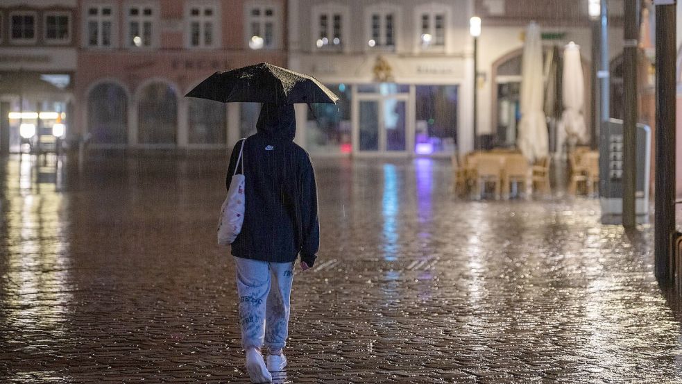 Der Regenschirm darf im Süden in den kommenden Tagen nicht fehlen. Foto: Harald Tittel