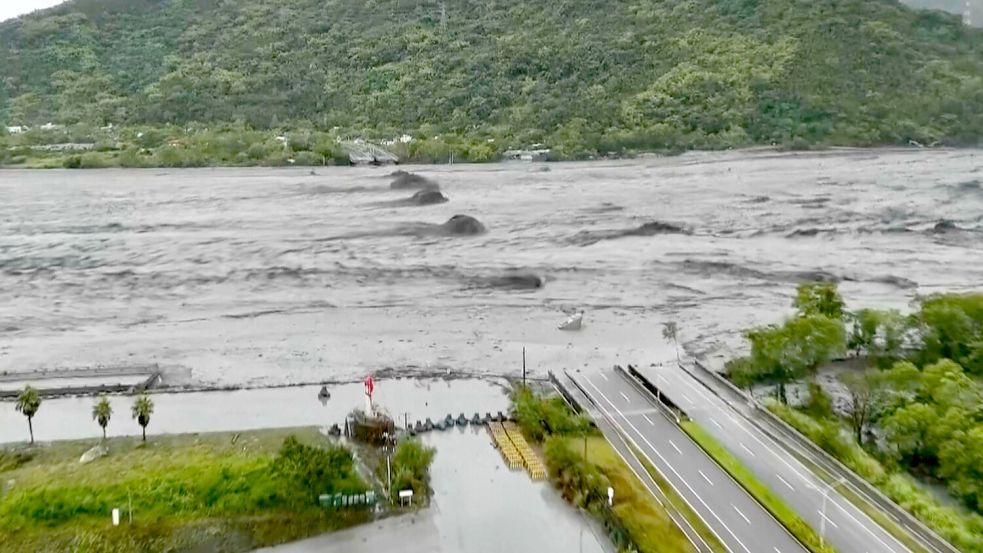 Nach Überschwemmungen starben in Taiwan mindestens 14 Menschen. Foto: Uncredited/Dong Wen Transports/A