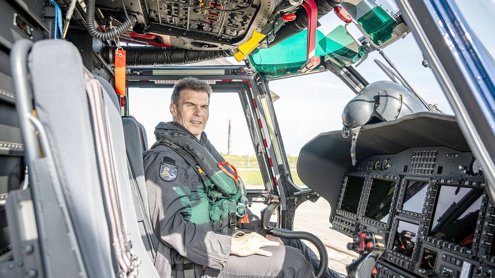 Pilot Tino Dannenberg im Super Puma. Zweieinhalb bis drei Stunden kann die Super Puma in der Luft bleiben. Dann muss getankt werden. Foto: Benjamin Nolte