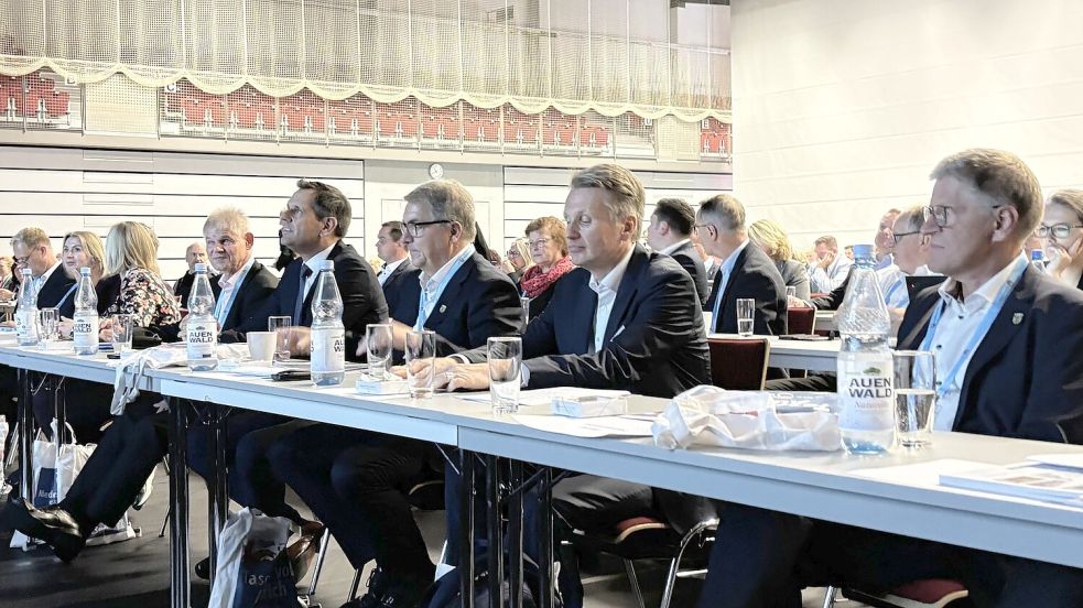 Sie sprachen in der Auricher Stadthalle: Ministerpräsident Olaf Lies (4. von rechts), Städtetag-Präsident Jürgen Krogmann (rechts daneben) und Bürgermeister Horst Feddermann (rechts). Foto: Lasse Paulsen