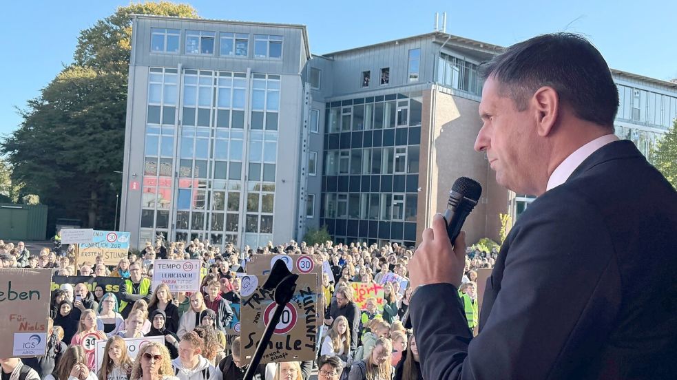 Ministerpräsident Olaf Lies sprach zu den Demonstrierenden. Foto: privat