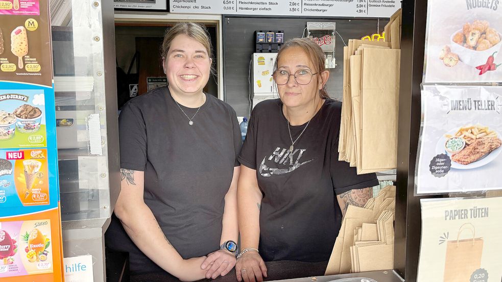 Mitarbeiterin Vanessa Mentjes (links) und Inhaberin Tanja Nanninga vom Grillstübchen in Pewsum. Foto: Hannah Weiden