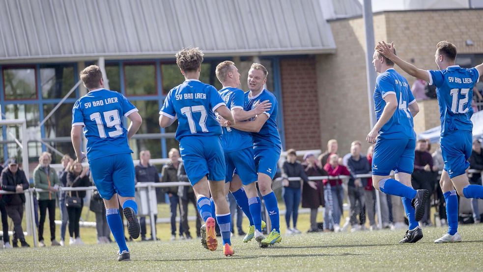 Bejubelten einen Treffer in der Nachspielzeit: Die Spieler des SV Bad Laer Foto: Swaantje Hehmann