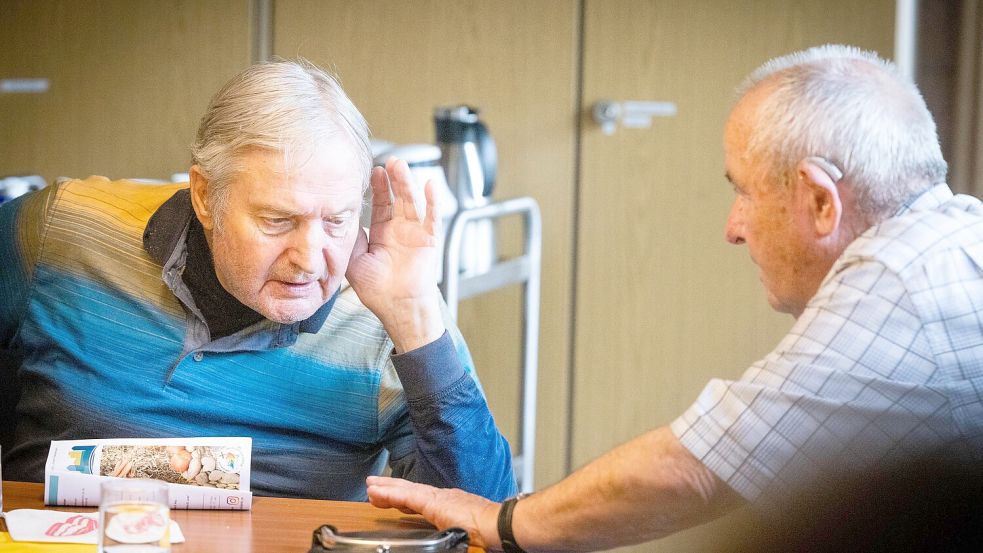 Wie bitte? Günter (links) und Uwe Karl vom Seniorentreff der Pfarrei St. Elisabeth in Osnabrück verstehen sich gut – meistens. Foto: Detlef Heese