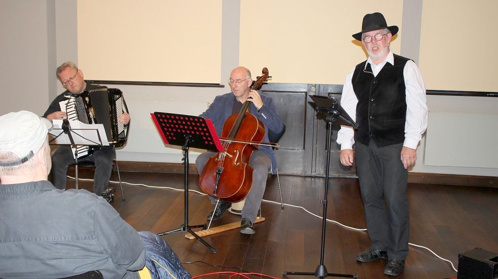 Hartwig Oldenettel (von links), Christoph Otto Beyer und Heinrich Herlyn traten in Aurich auf. Foto: Niet