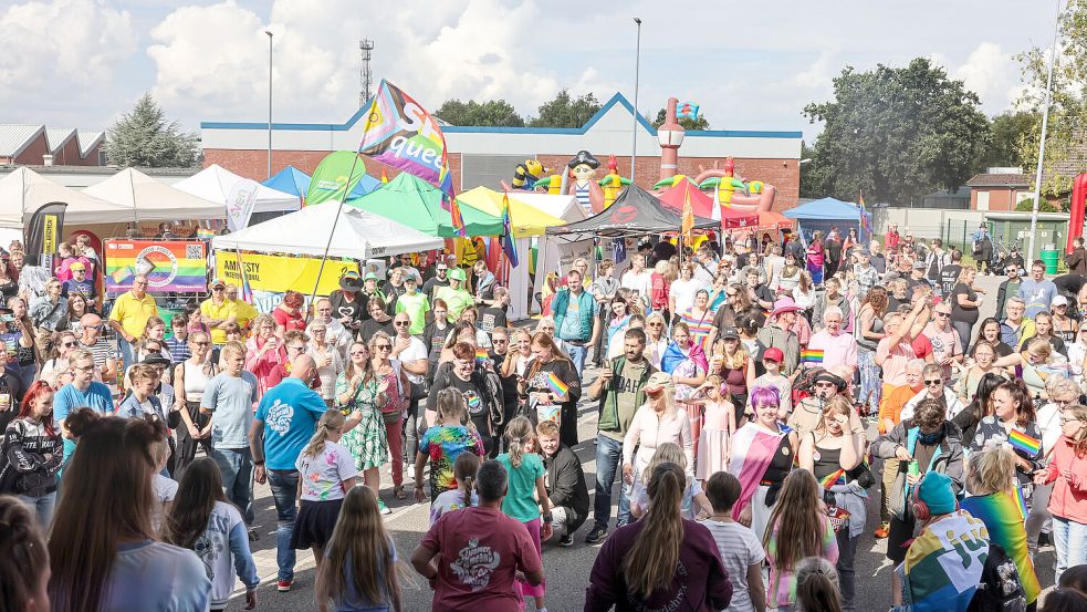 Der diesjährige Christopher Street Day auf dem Karl-Heinrich-Ulrichs-Platz in Aurich. Foto: Claus Hock