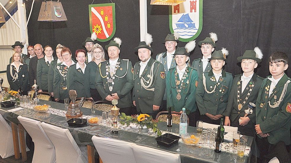 Die Majestäten nahmen beim Schützenfest an einer geschmückten Tafel im Festzelt Platz. Foto: Bodo Wolters
