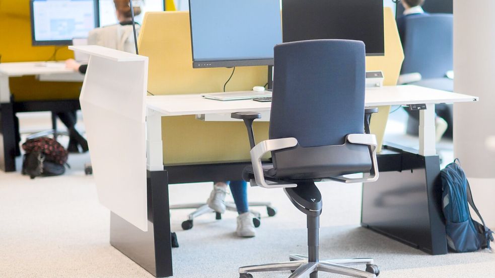 Wegen des Homeoffice-Trends bleiben in vielen Büros Schreibtische leer. (Archivbild) Foto: Philip Dulian