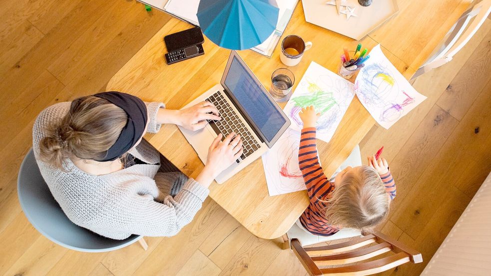 Gerade bei Berufstätigen mit Kindern ist das Homeoffice beliebt. (Archivbild) Foto: Julian Stratenschulte