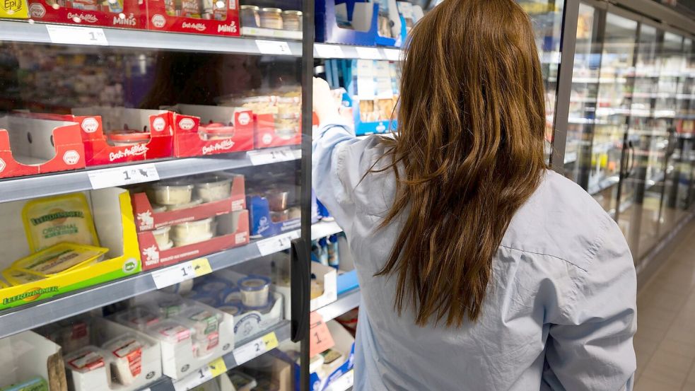 Beim täglichen Einkauf bekommen Verbraucherinnen und Verbraucher die Inflation zu spüren. (Symbolbild) Foto: Philip Dulian