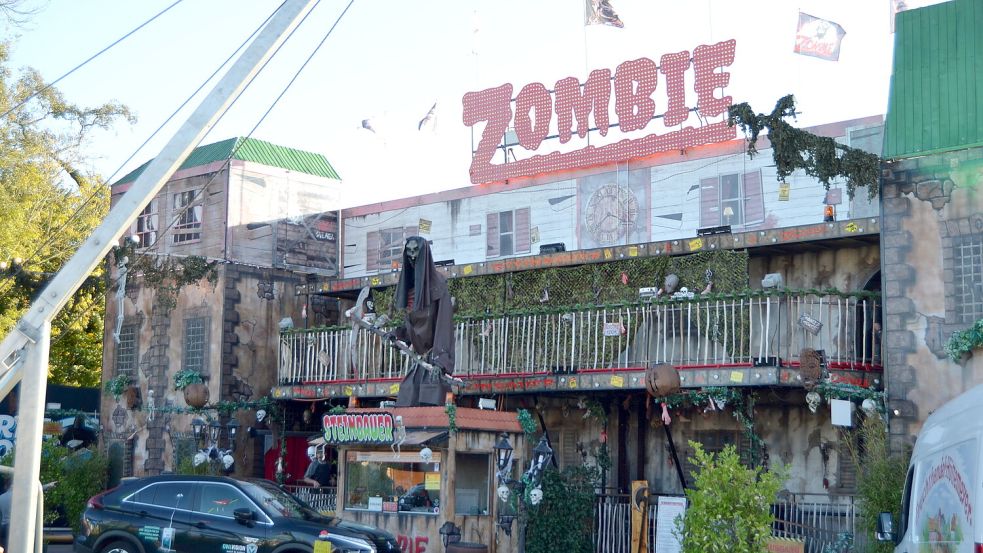 Die Geisterbahn „Zombie“ war im vergangenen Jahr auf dem Herbstmarkt in Aurich vertreten. Foto: Eva van Loh/Archiv