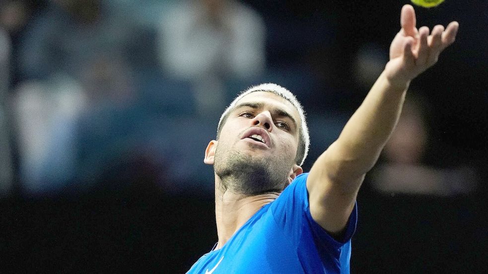Carlos Alcaraz gewinnt sein Erstrundenmatch in Tokio trotz zwischenzeitlicher Probleme mit dem Fuß. (Archivbild) Foto: Jeff Chiu/AP/dpa