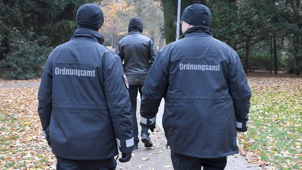 Mit einem kommunalen Ordnungsdienst will die Stadt Norden mehr Präsenz auf den Straßen zeigen und für ein größeres Sicherheitsgefühl sorgen. Foto: DPA