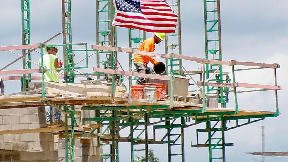 Die Wirtschaft in den USA legt stärker zu als von Ökonomen erwartet (Archivbild) Foto: Keith Srakocic/AP/dpa