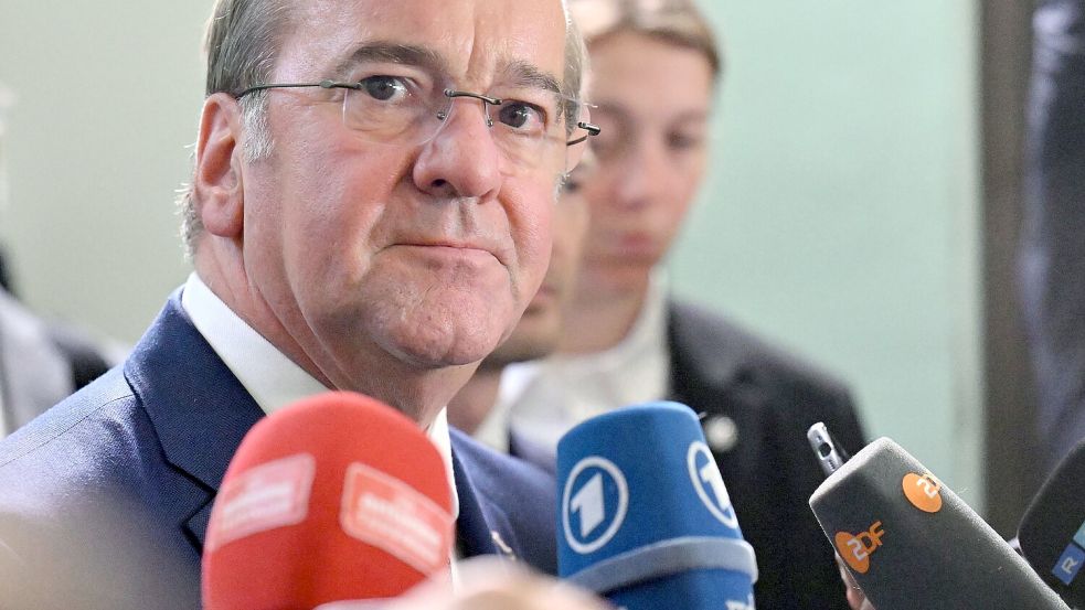„Unsere Hauptaufgabe ist, schnell Verteidigungsfähigkeit und schnell Vollausstattung herbeizuführen“, sagt Verteidigungsminister Pistorius. Foto: Martin Schutt