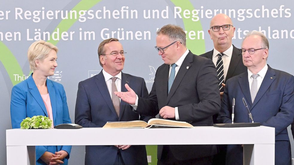 Bundesverteidigungsminister Boris Pistorius nahm auf Schloss Ettersburg an Beratungen der ostdeutschen Ministerpräsidenten teil. Es ging um die Verteidigungsfähigkeit. Foto: Martin Schutt