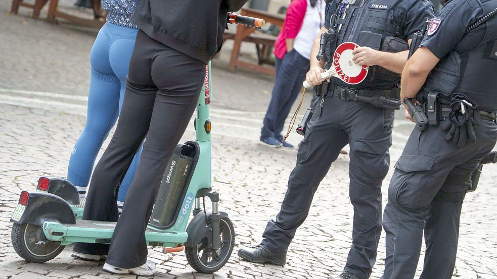 Wie auf diesem Symbolfoto wurden auch in den Landkreisen Aurich und Wittmund zahlreiche E-Scooter-Fahrer kontrolliert. Foto: DPA