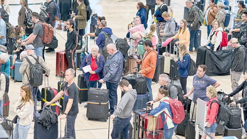 Wer von Berlin aus in den Urlaub fliegen will, braucht zurzeit vor allem eines: Geduld. Foto: Michael Ukas
