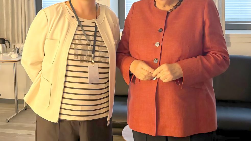 Die ehemalige Bundeskanzlerin Angela Merkel (r.) war zu Besuch in Osnabrück. Christiane Hüsing aus Glandorf hatte die Lesung in der Osnabrückhalle organisiert. Foto: Charakter Events