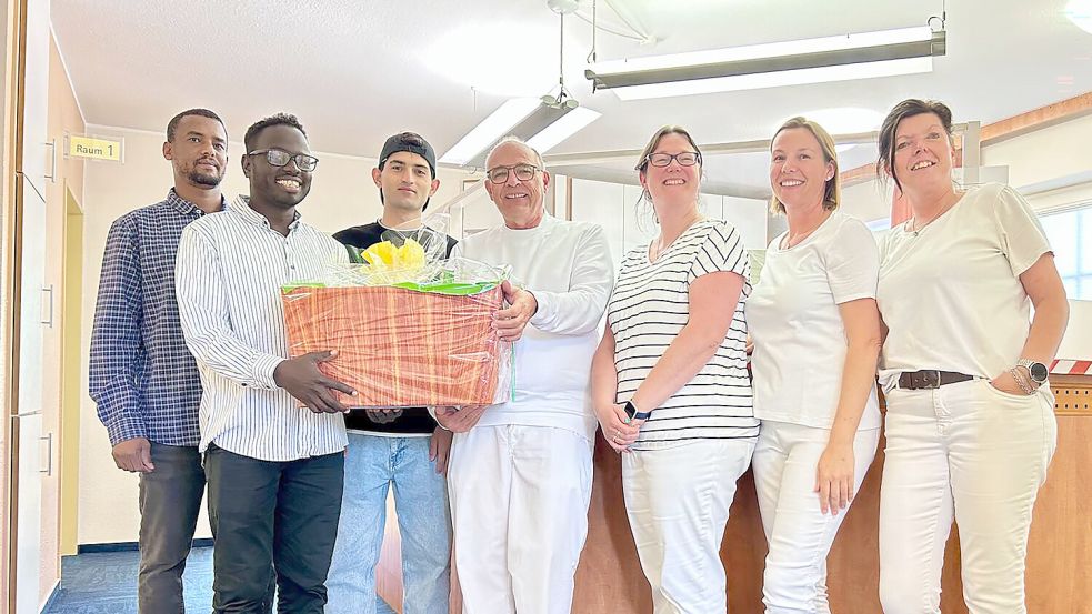Haben zum Abschied einen Präsentkorb überreicht: Mohamad Burma Tijani (von links), Mosab Alfadil und Nematullah Hafizi aus der Geflüchtetenunterkunft. Hans-Michael Reblin, Marianne Oltrop, Anke Bathow und Tanja Meister de Vries nahmen ihn dankend entgegen. Es fehlen die Mitarbeiterinnen Hedi Behrends und Sabine Bents. Foto: Privat