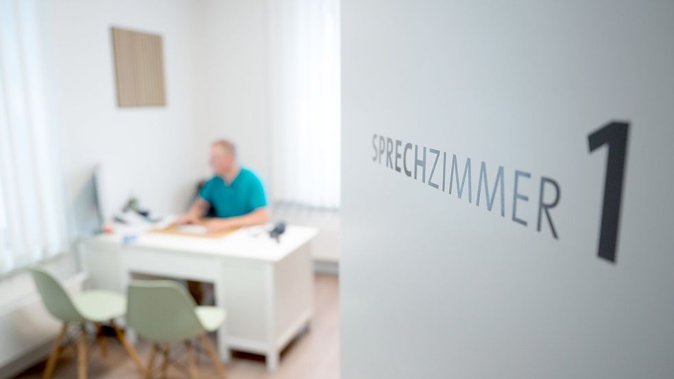Unter anderem beim Arztbesuch wird das „Sie“ häufig weiterhin gepflegt. (Symbolbild) Foto: Sebastian Kahnert