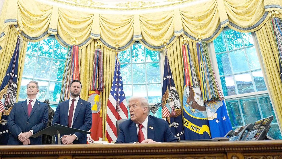 Donald Trump hat sich zur Fußball-WM 2026 geäußert. Foto: Alex Brandon/AP/dpa