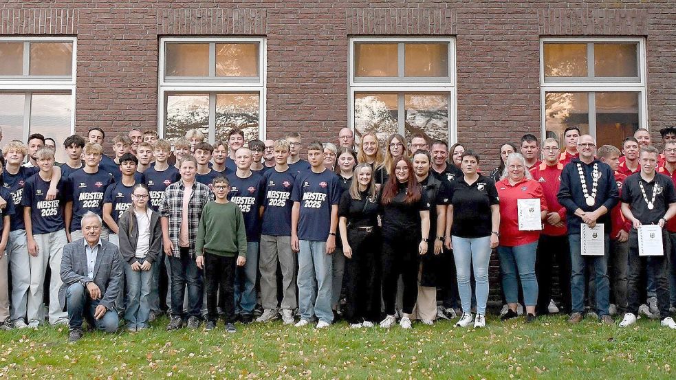 Schützen, Schwimmer, Fußballer und Tischtennisspieler wurden für ihre sportlichen Erfolge ausgezeichnet. Aufmerksamkeit bekamen aber auch viele, die auf andere Art und Weise den Vereinen nützen. Foto: Melchert Stromann