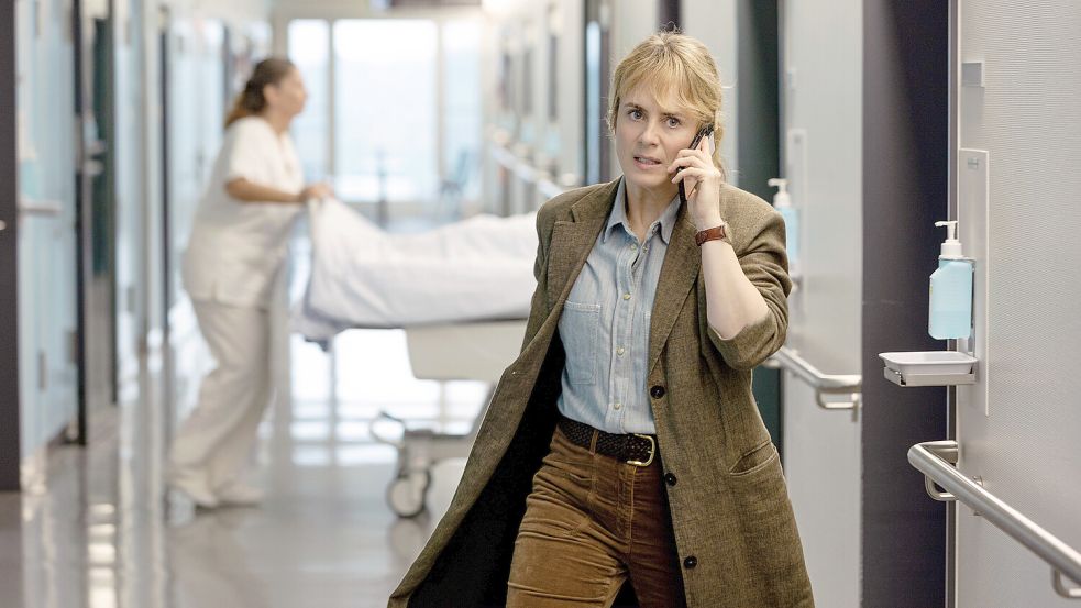 Während Kommissarin Isabelle Grandjean (Anna Pieri Zuercher) fieberhaft einem Hacker hinterherjagt, ist im Krankenhaus die Hölle los. „Tatort: Kammerflimmern“. Am Sonntag, 28. September im Ersten und in der ARD Mediathek. Foto: © ARD Degeto Film/SRF/Sava Hlavacek
