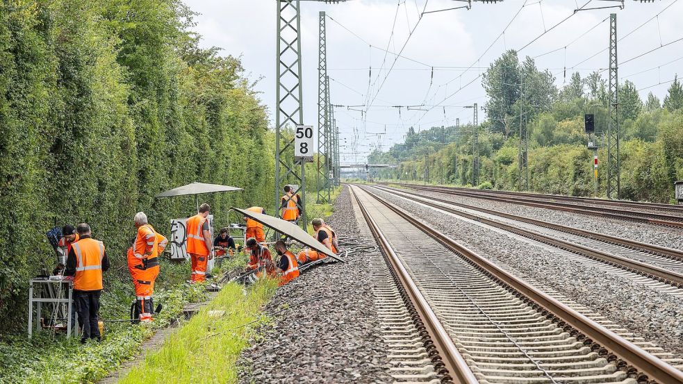 Nach einem Anschlag werden Kabel repariert. (Archivbild) Foto: Christoph Reichwein