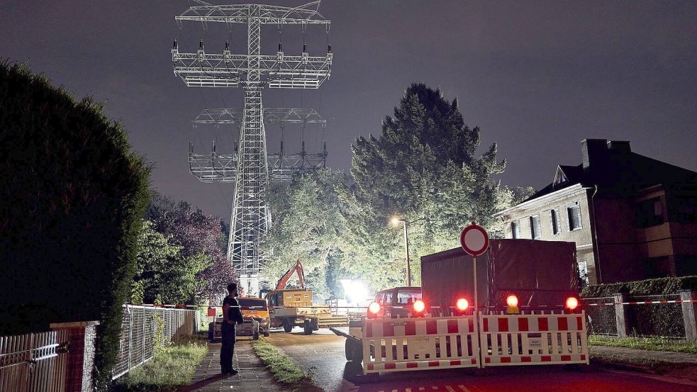 Reparaturarbeiten in Berlin an einem beschädigten Strommast. (Archivbild) Foto: Michael Ukas
