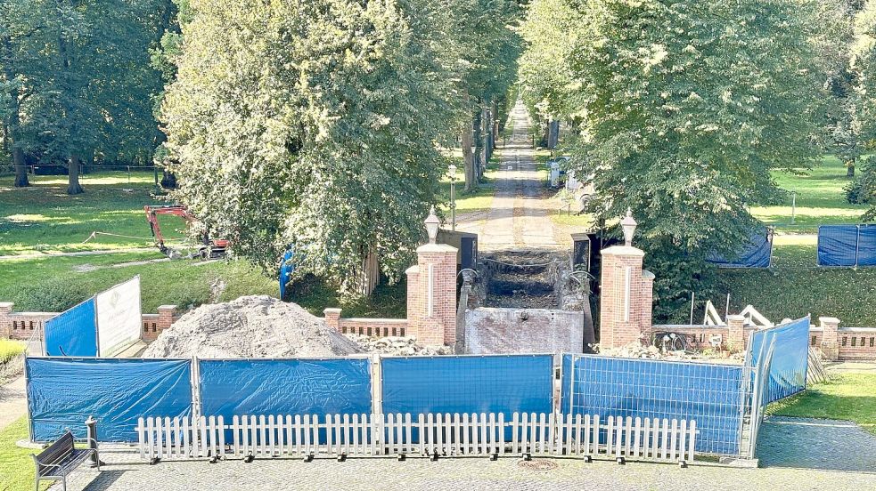 Nachdem der Kreistag die Finanzierung der neuen Evenburg-Brücke abgesegnet hat, könnten die Bauarbeiten in Kürze weitergehen. Foto: Klaus Ortgies